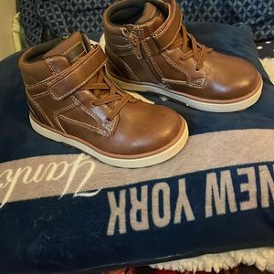 Jumping beans toddler boy boots size 9t never worn. Too tight on my sons feet.